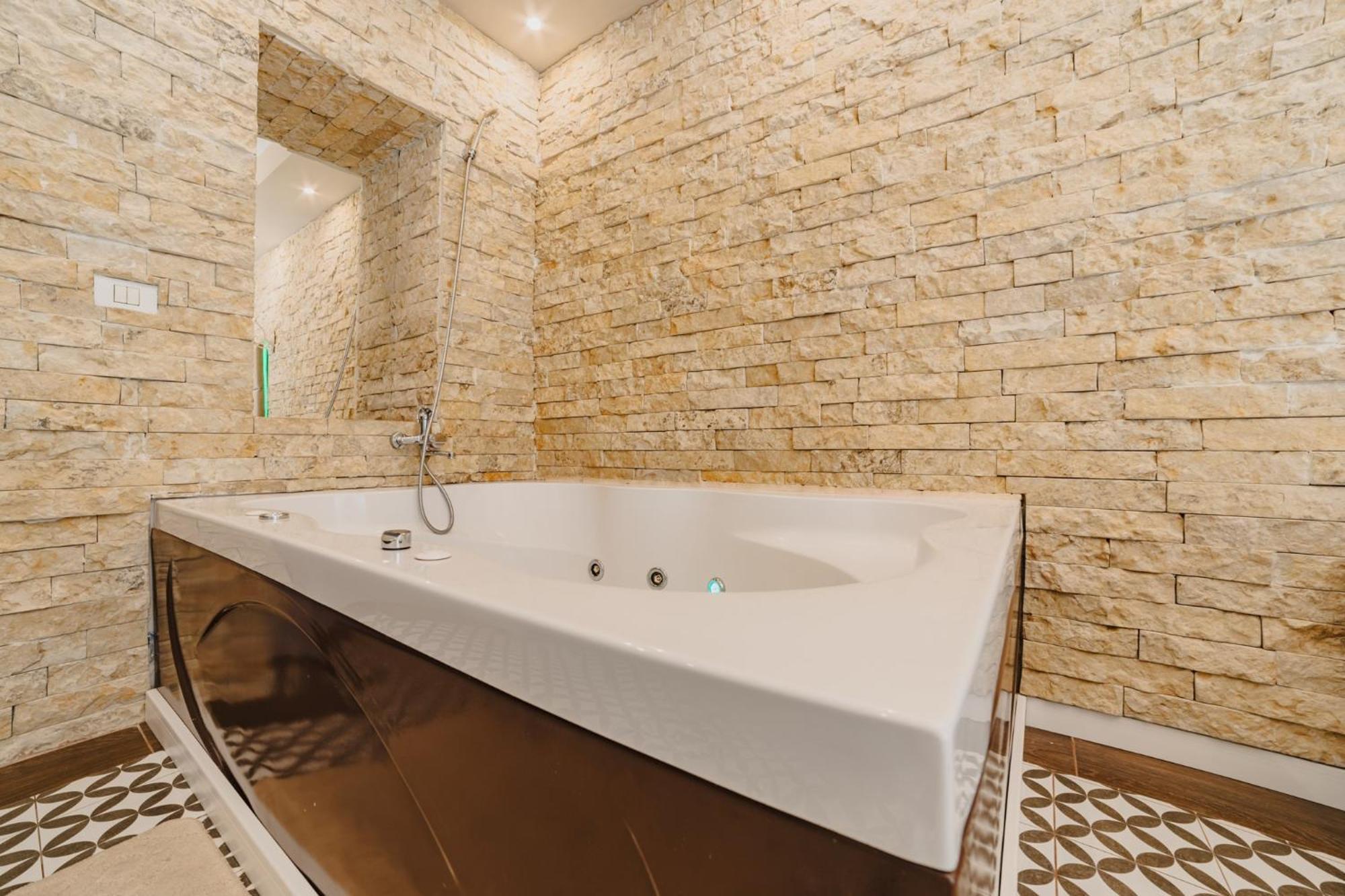 Romantic Jacuzzi Belleview Studio シナヤ エクステリア 写真